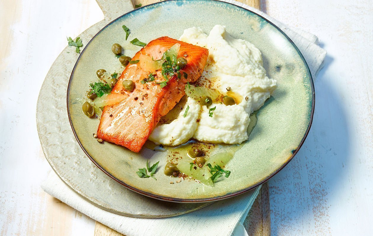 Gebratener Alaska Wildlachs auf cremigem Selleriepüree mit Limetten ...