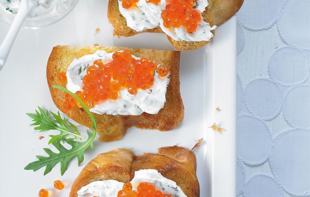 Wildlachskaviar auf Brioche mit Wodkaschmand | Youkon Wilder Lachs