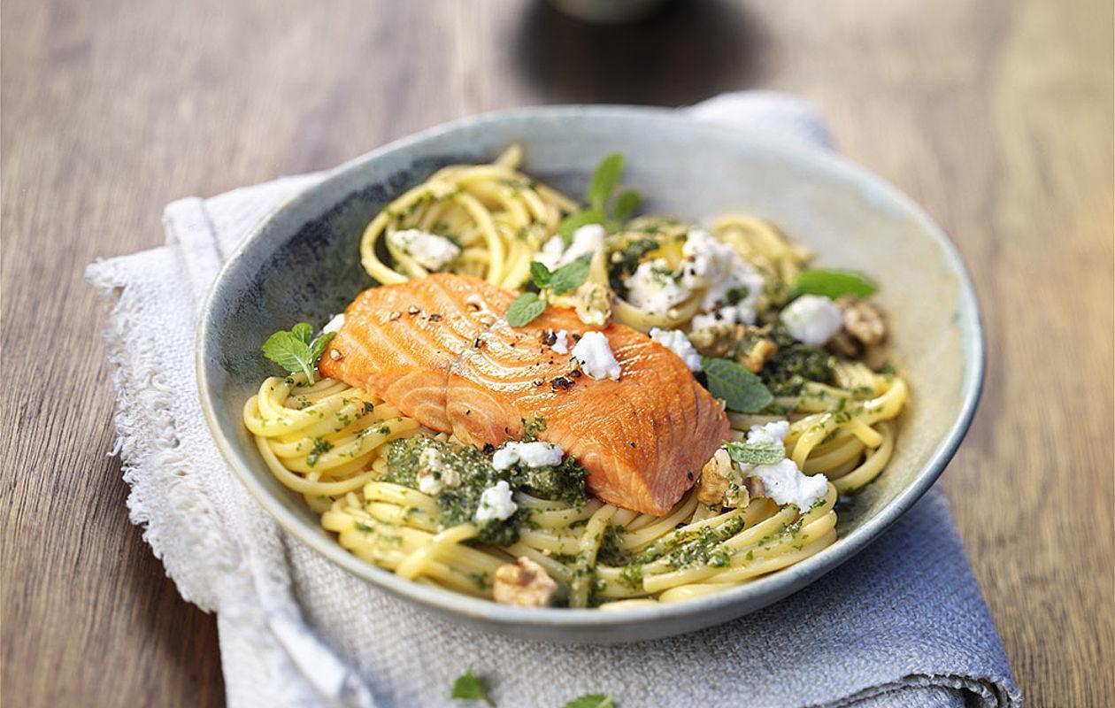 Alaska Wildlachsfilet mit Pasta und Minzpesto | Youkon Wilder Lachs